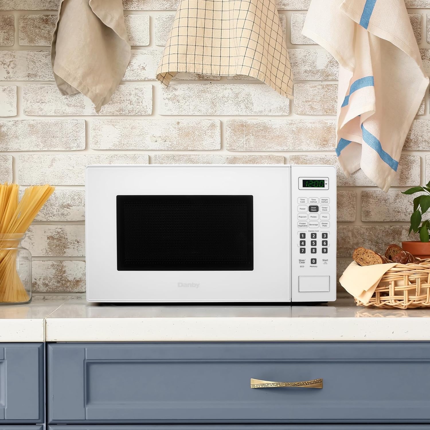 White Countertop Microwave 0. cu ft 700  10 Power Levels